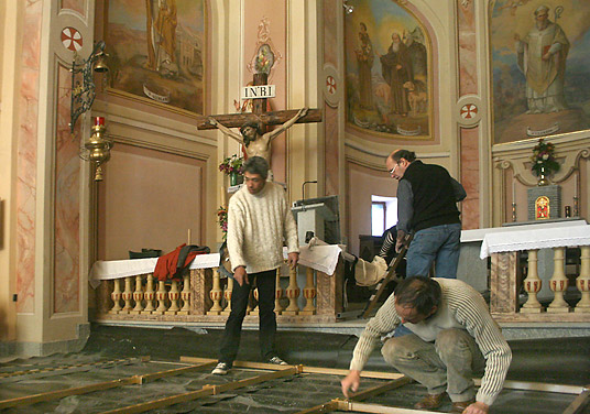 Samedi 22. Les comédiens installent le décor dans l'église