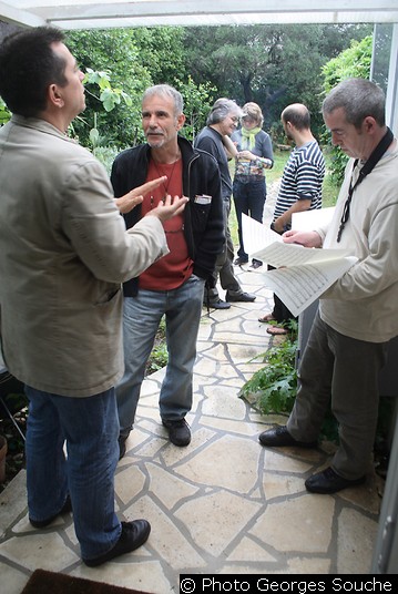 Mardi 17/06. Même pendant les pauses, certains continuent à travailler